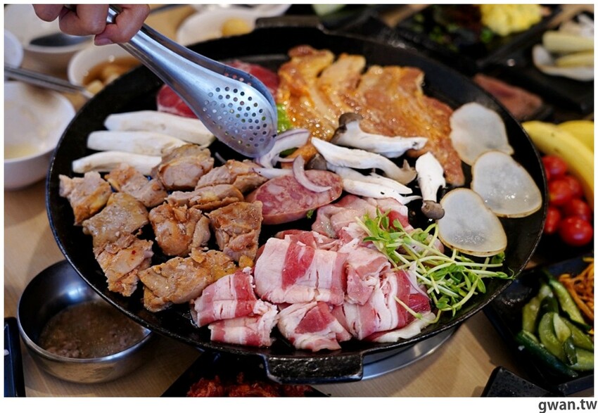 台中韓式烤肉吃到飽！烤肉、熱湯、小菜任你吃最低只要369元，周年慶期間還免收服務費～