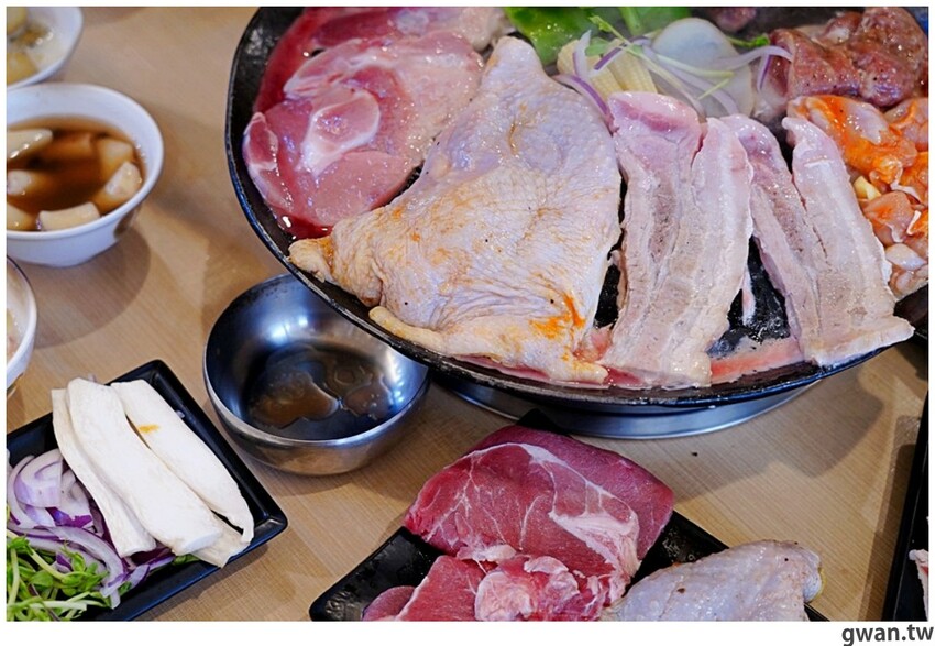 台中韓式烤肉吃到飽！烤肉、熱湯、小菜任你吃最低只要369元，周年慶期間還免收服務費～