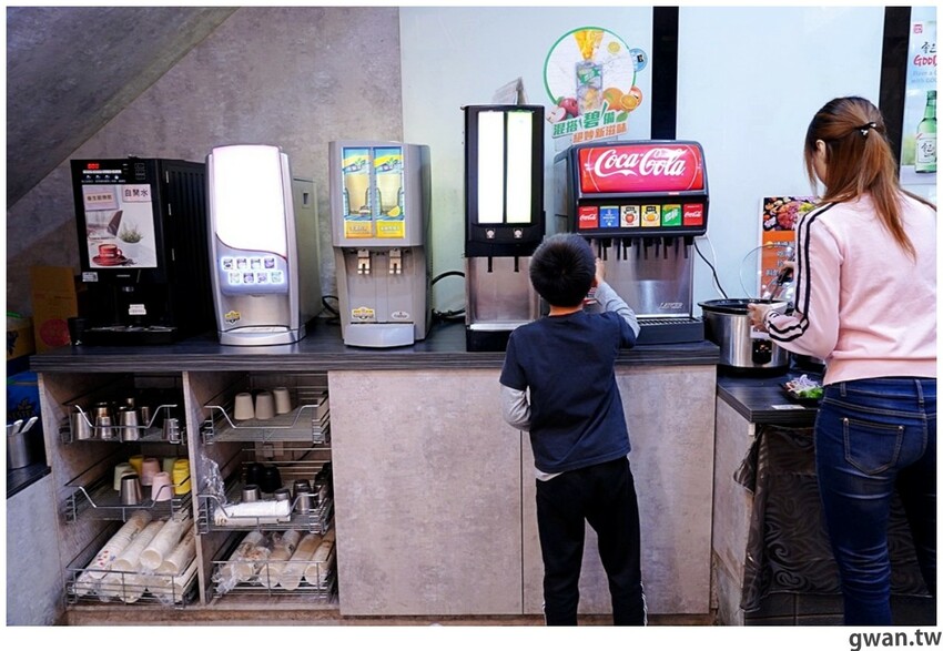 台中韓式烤肉吃到飽！烤肉、熱湯、小菜任你吃最低只要369元，周年慶期間還免收服務費～