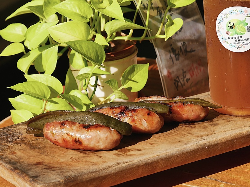 【花蓮市區】沈嬤嬤剝皮辣椒香腸┃跟著巷仔內一起吃，與招牌炸彈檸檬的絕妙組合┃ - / 郭郭的花東走跳生活 /