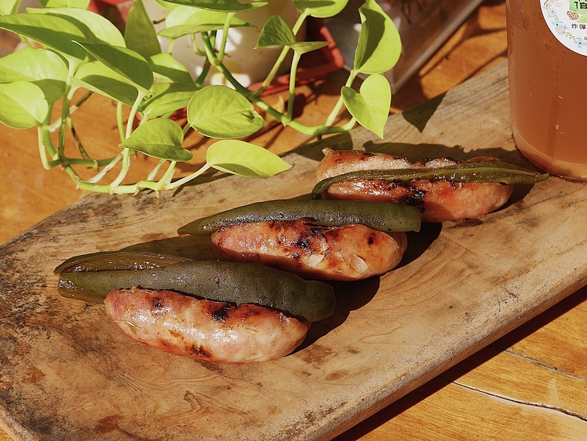 【花蓮市區】沈嬤嬤剝皮辣椒香腸┃跟著巷仔內一起吃，與招牌炸彈檸檬的絕妙組合┃ - / 郭郭的花東走跳生活 /