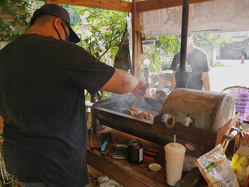 【花蓮市區】沈嬤嬤剝皮辣椒香腸┃跟著巷仔內一起吃，與招牌炸彈檸檬的絕妙組合┃ - / 郭郭的花東走跳生活 /