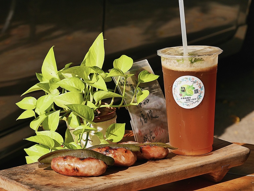 【花蓮市區】沈嬤嬤剝皮辣椒香腸┃跟著巷仔內一起吃，與招牌炸彈檸檬的絕妙組合┃ - / 郭郭的花東走跳生活 /