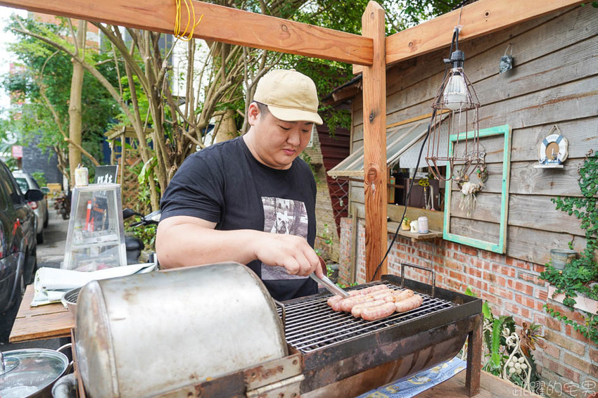 [花蓮小吃]沈嬤嬤剝皮辣椒香腸-老闆霸氣  整個剝皮辣椒夾在香腸裡 3隻才100元 這樣吃超爽快  就在花蓮炸彈蔥油餅街旁邊 剝皮辣椒香腸 花蓮美食 花蓮名產 花蓮伴手禮