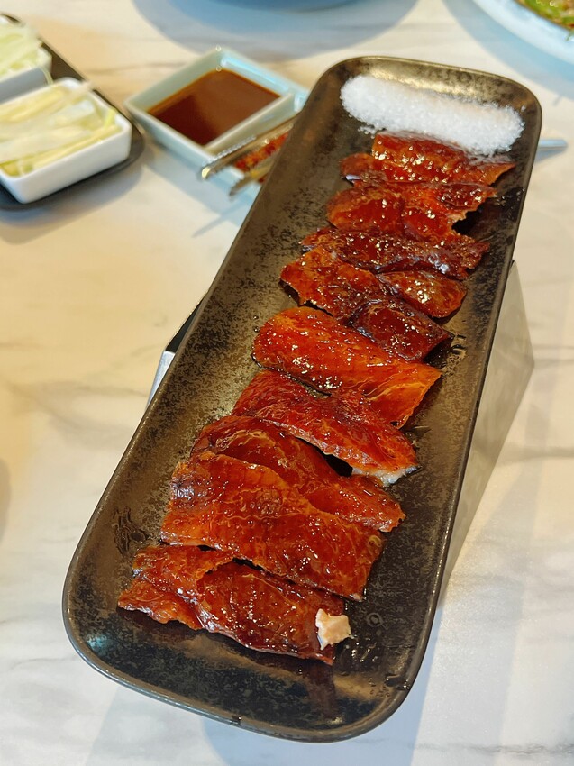 台中唯一公益分店【享鴨烤鴨與中華料理】酥脆鴨皮唇齒留香,2人到10人聚會都能滿足的美食饗宴~桌邊片鴨秀一次體驗鴨三味吃法