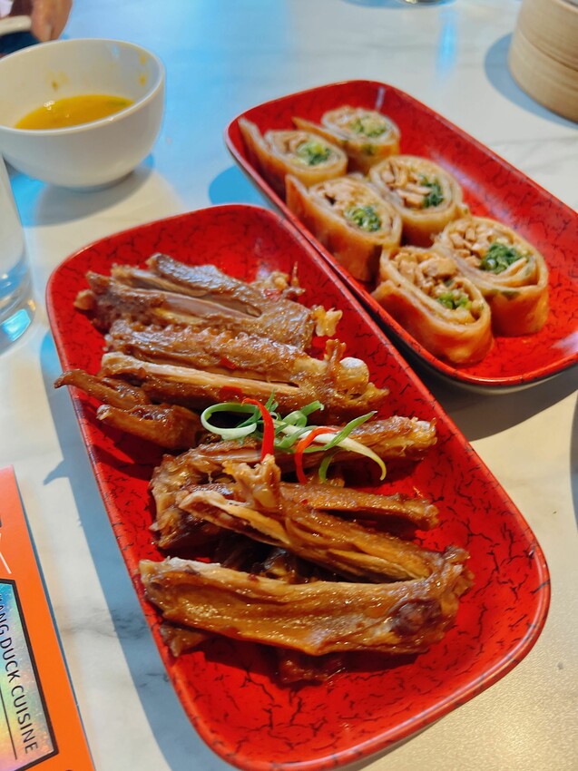 台中唯一公益分店【享鴨烤鴨與中華料理】酥脆鴨皮唇齒留香,2人到10人聚會都能滿足的美食饗宴~桌邊片鴨秀一次體驗鴨三味吃法