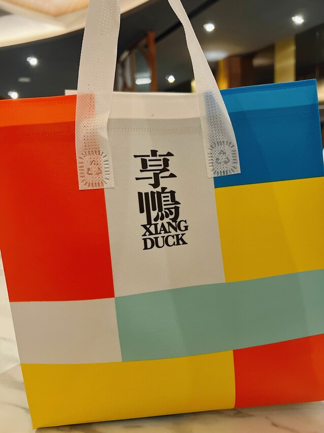 台中唯一公益分店【享鴨烤鴨與中華料理】酥脆鴨皮唇齒留香,2人到10人聚會都能滿足的美食饗宴~桌邊片鴨秀一次體驗鴨三味吃法