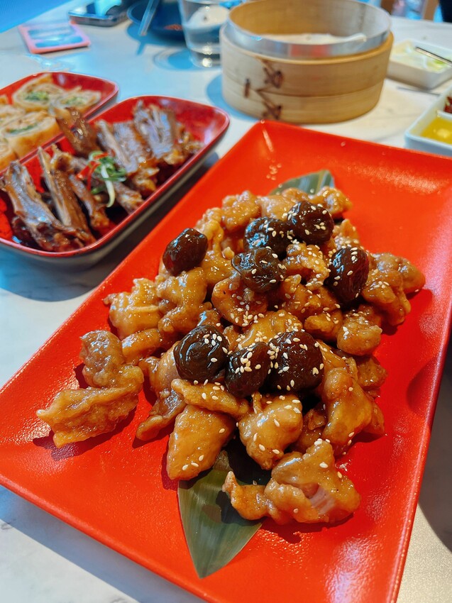 台中唯一公益分店【享鴨烤鴨與中華料理】酥脆鴨皮唇齒留香,2人到10人聚會都能滿足的美食饗宴~桌邊片鴨秀一次體驗鴨三味吃法