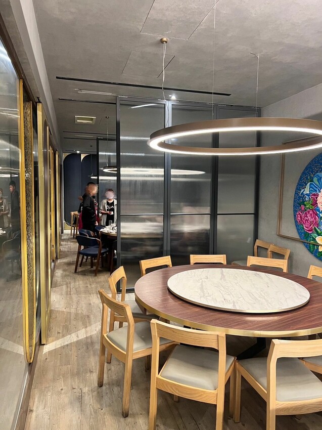 台中唯一公益分店【享鴨烤鴨與中華料理】酥脆鴨皮唇齒留香,2人到10人聚會都能滿足的美食饗宴~桌邊片鴨秀一次體驗鴨三味吃法