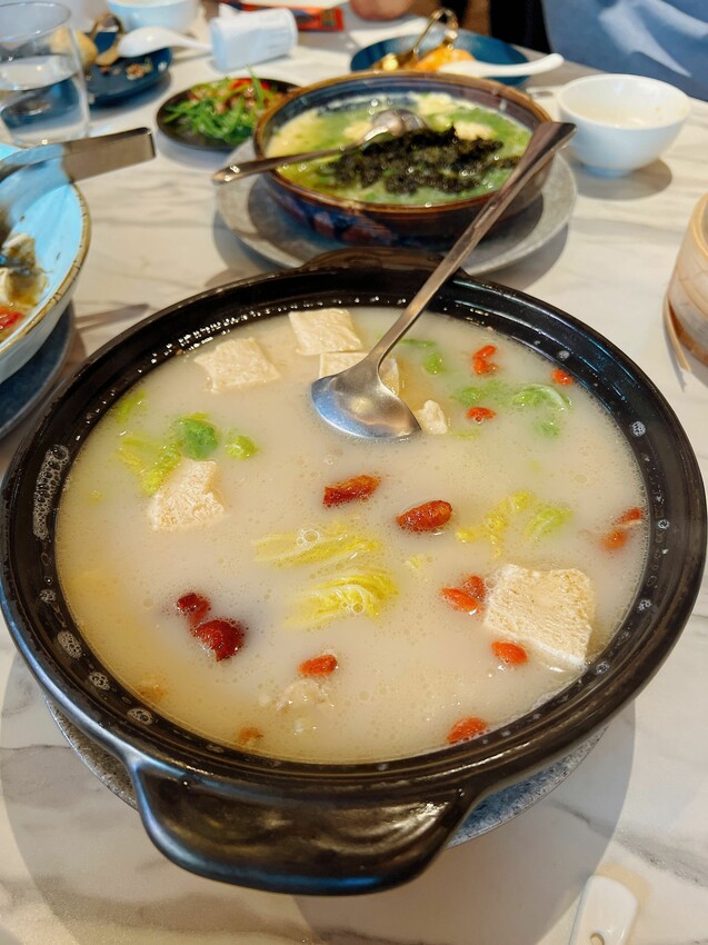 台中唯一公益分店【享鴨烤鴨與中華料理】酥脆鴨皮唇齒留香,2人到10人聚會都能滿足的美食饗宴~桌邊片鴨秀一次體驗鴨三味吃法