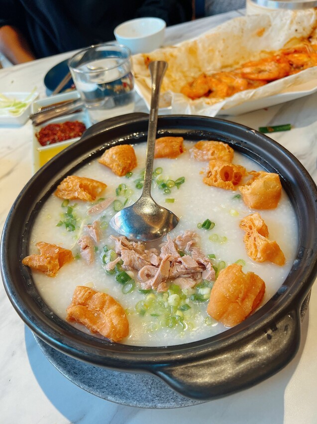 台中唯一公益分店【享鴨烤鴨與中華料理】酥脆鴨皮唇齒留香,2人到10人聚會都能滿足的美食饗宴~桌邊片鴨秀一次體驗鴨三味吃法