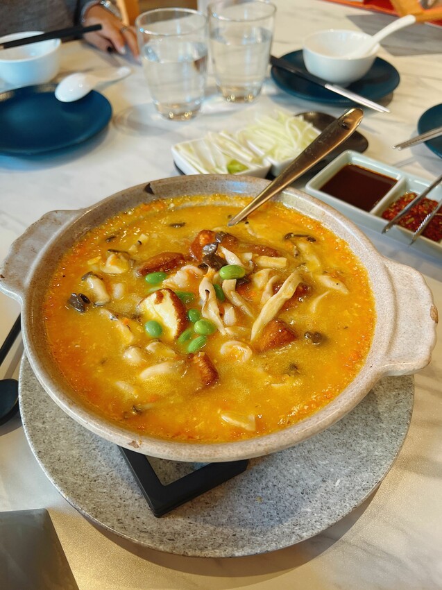 台中唯一公益分店【享鴨烤鴨與中華料理】酥脆鴨皮唇齒留香,2人到10人聚會都能滿足的美食饗宴~桌邊片鴨秀一次體驗鴨三味吃法