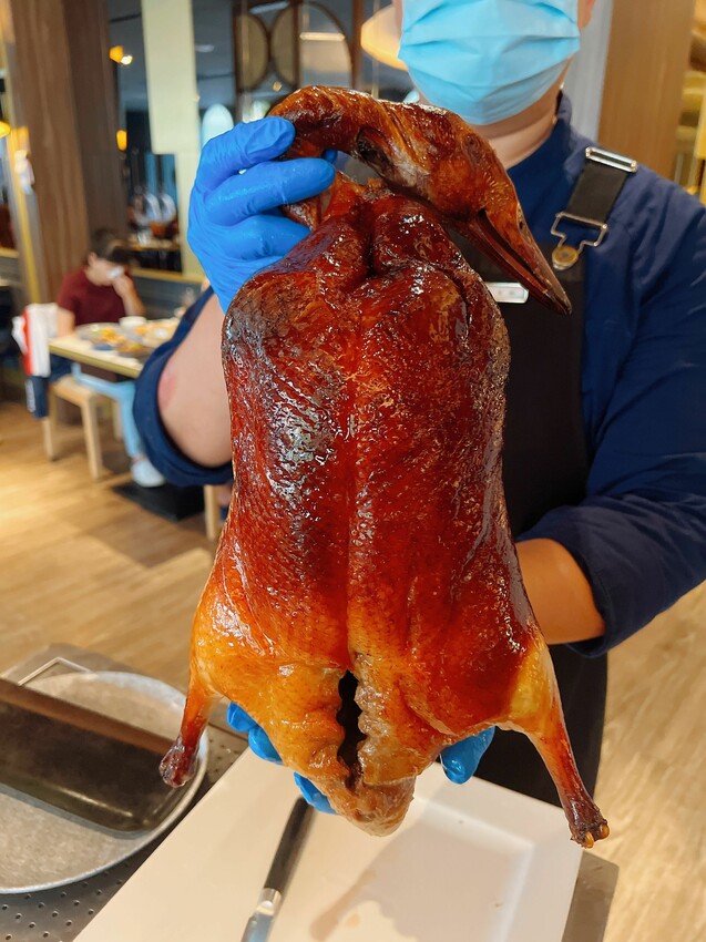 台中唯一公益分店【享鴨烤鴨與中華料理】酥脆鴨皮唇齒留香,2人到10人聚會都能滿足的美食饗宴~桌邊片鴨秀一次體驗鴨三味吃法