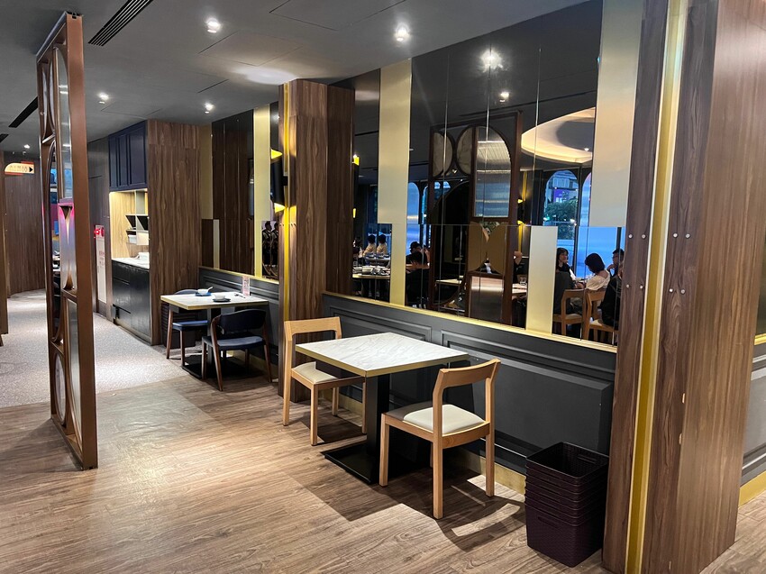 台中唯一公益分店【享鴨烤鴨與中華料理】酥脆鴨皮唇齒留香,2人到10人聚會都能滿足的美食饗宴~桌邊片鴨秀一次體驗鴨三味吃法