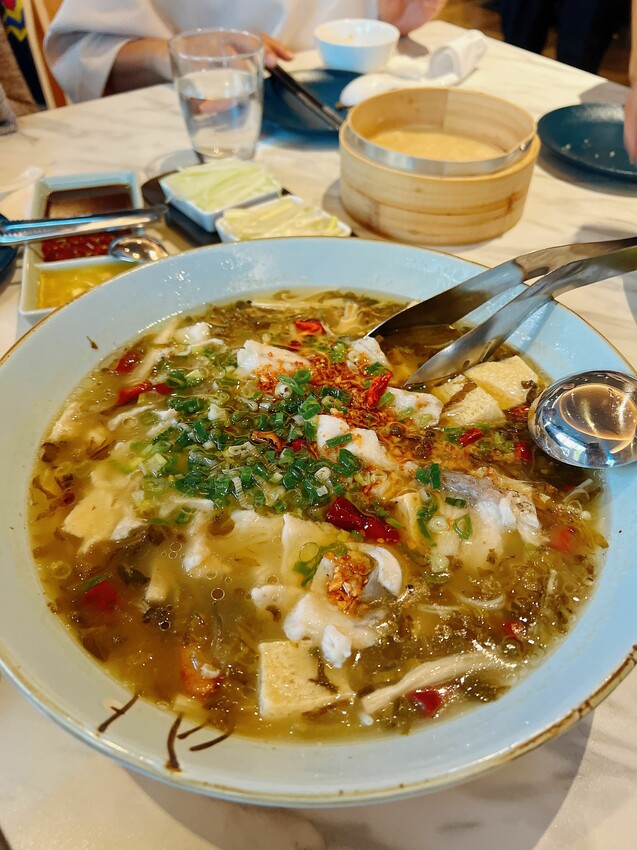 台中唯一公益分店【享鴨烤鴨與中華料理】酥脆鴨皮唇齒留香,2人到10人聚會都能滿足的美食饗宴~桌邊片鴨秀一次體驗鴨三味吃法