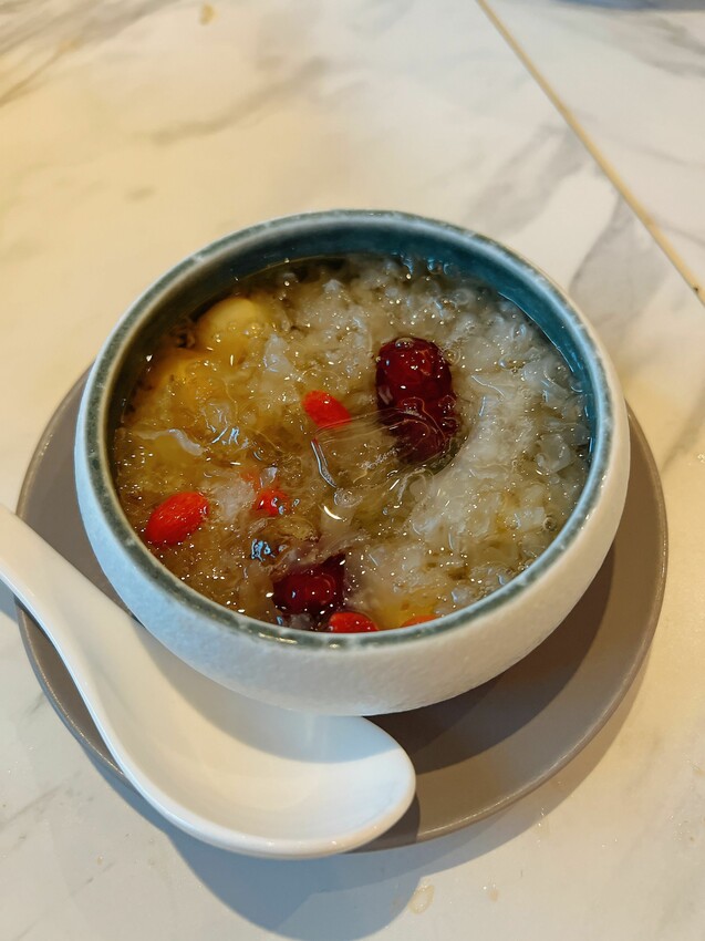 台中唯一公益分店【享鴨烤鴨與中華料理】酥脆鴨皮唇齒留香,2人到10人聚會都能滿足的美食饗宴~桌邊片鴨秀一次體驗鴨三味吃法