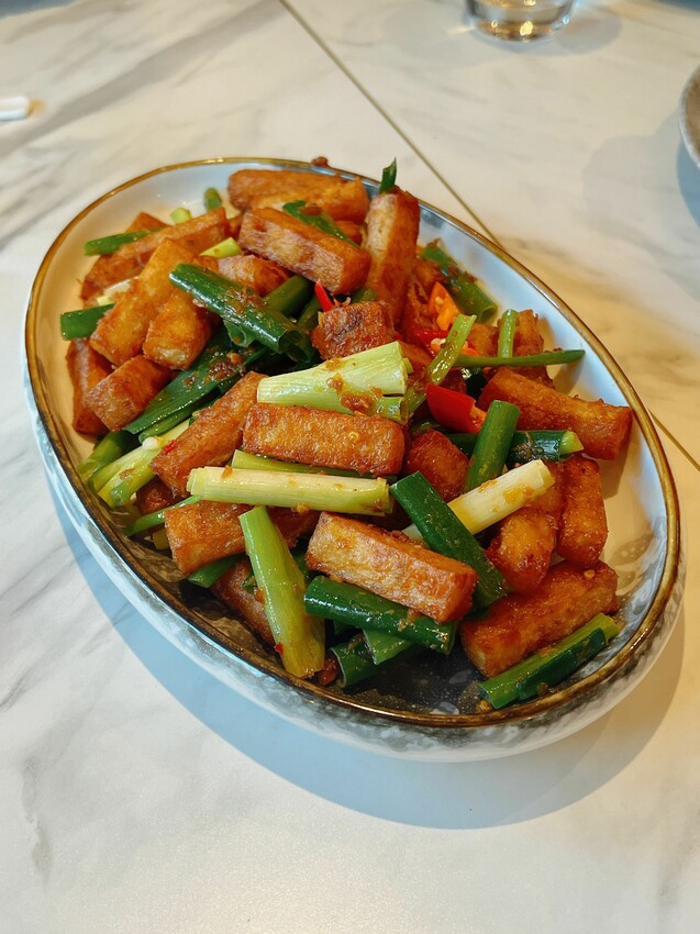 台中唯一公益分店【享鴨烤鴨與中華料理】酥脆鴨皮唇齒留香,2人到10人聚會都能滿足的美食饗宴~桌邊片鴨秀一次體驗鴨三味吃法