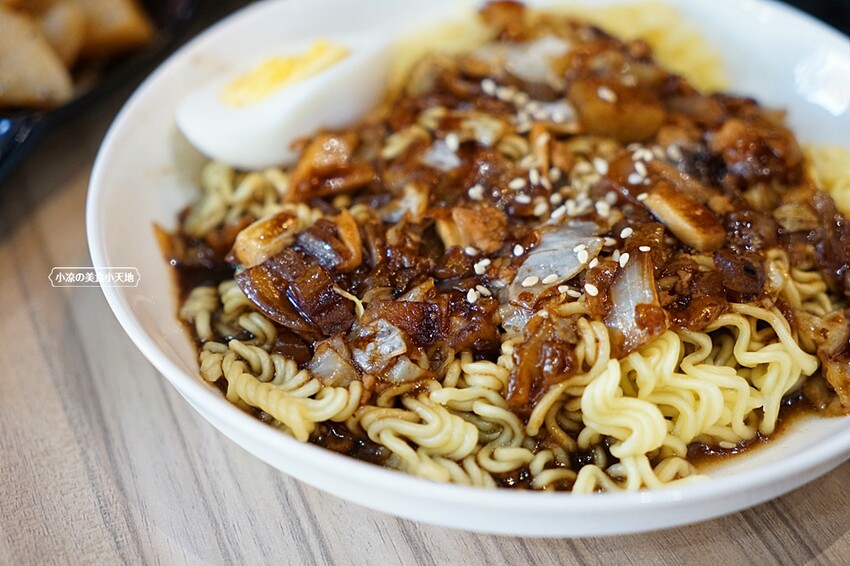 台中市西區台中平價韓式料理!韓劇美食這邊都吃得到，份量十足CP值高還免收服務費!