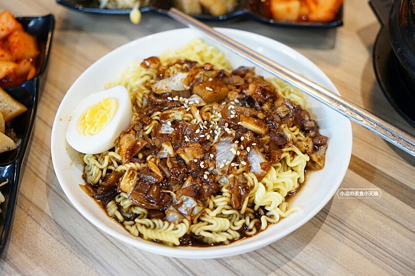 台中市西區台中平價韓式料理!韓劇美食這邊都吃得到，份量十足CP值高還免收服務費!