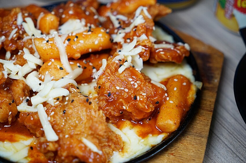 科博館必吃韓式料理，只要百元就能吃到道地韓式料理！必點石鍋拌飯，起司韓式炸雞，海鮮煎餅(免服務費)