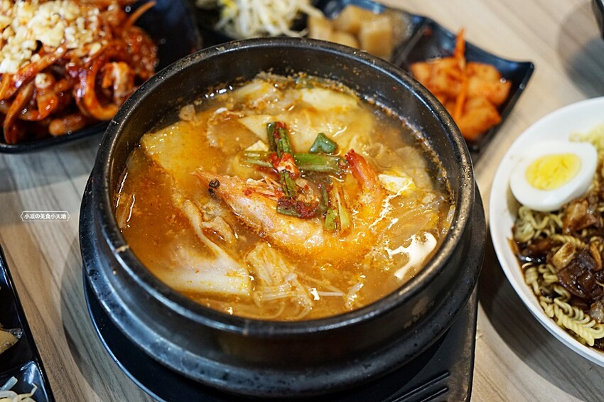 台中市西區台中平價韓式料理!韓劇美食這邊都吃得到，份量十足CP值高還免收服務費!