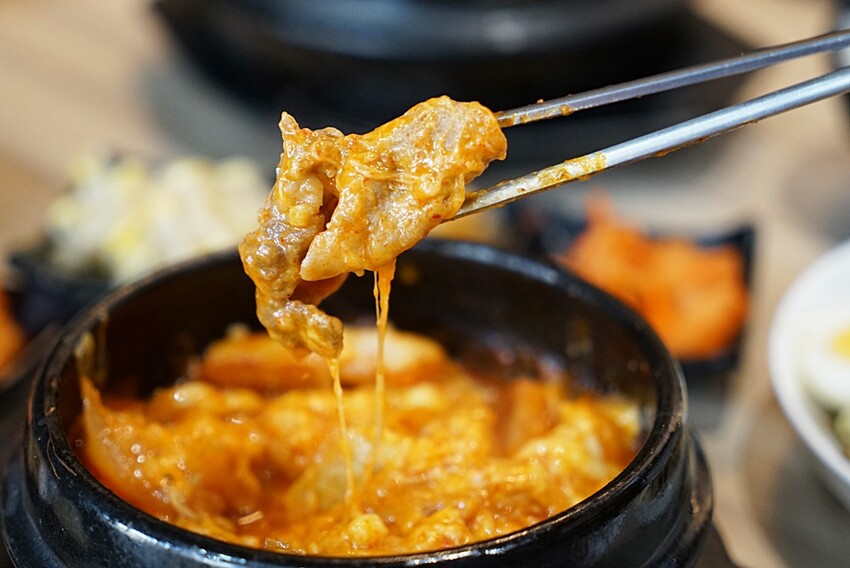 台中市西區台中平價韓式料理!韓劇美食這邊都吃得到，份量十足CP值高還免收服務費!