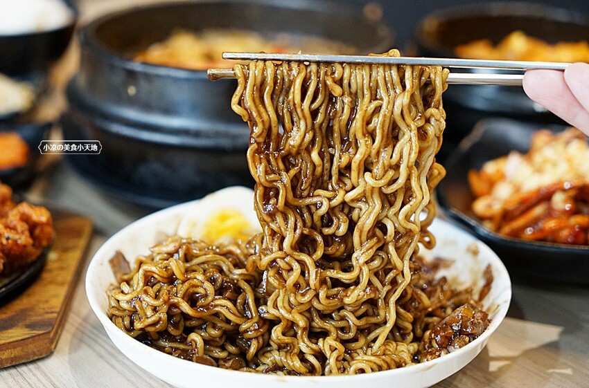 台中市西區台中平價韓式料理!韓劇美食這邊都吃得到，份量十足CP值高還免收服務費!