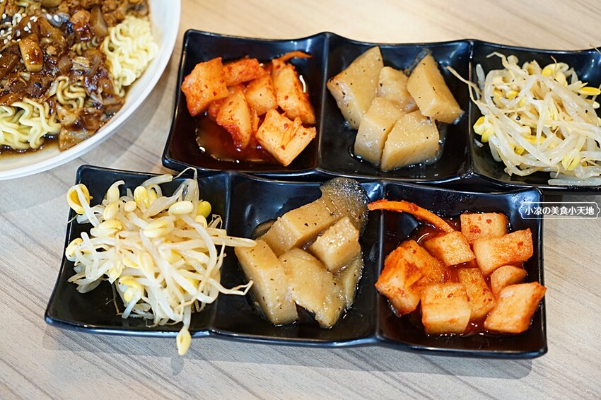 台中市西區台中平價韓式料理!韓劇美食這邊都吃得到，份量十足CP值高還免收服務費!