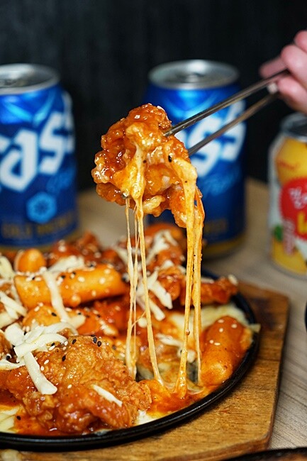 科博館必吃韓式料理，只要百元就能吃到道地韓式料理！必點石鍋拌飯，起司韓式炸雞，海鮮煎餅(免服務費)