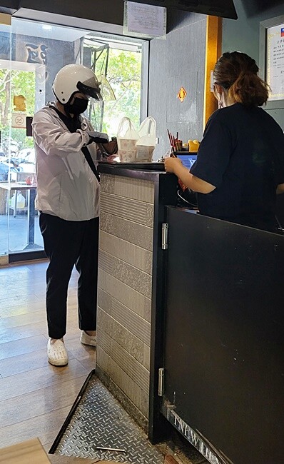 科博館必吃韓式料理，只要百元就能吃到道地韓式料理！必點石鍋拌飯，起司韓式炸雞，海鮮煎餅(免服務費)