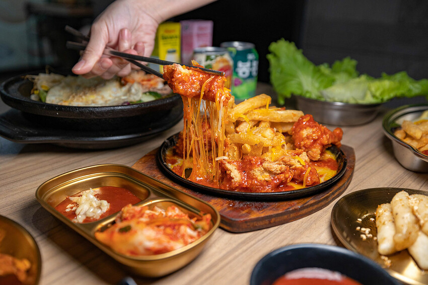 阿里郎韓式小館｜2025台中科博館美食推薦｜起司炸雞｜石鍋拌飯｜隱藏版台中韓式料理推薦｜台中西區美食推薦