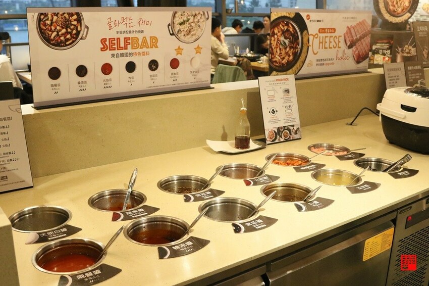 299元韓國年糕火鍋吃到飽!兩餐「邪惡起司瀑布配麻油炒飯」的超狂人氣吃法 - 跟著華少吃吃吃