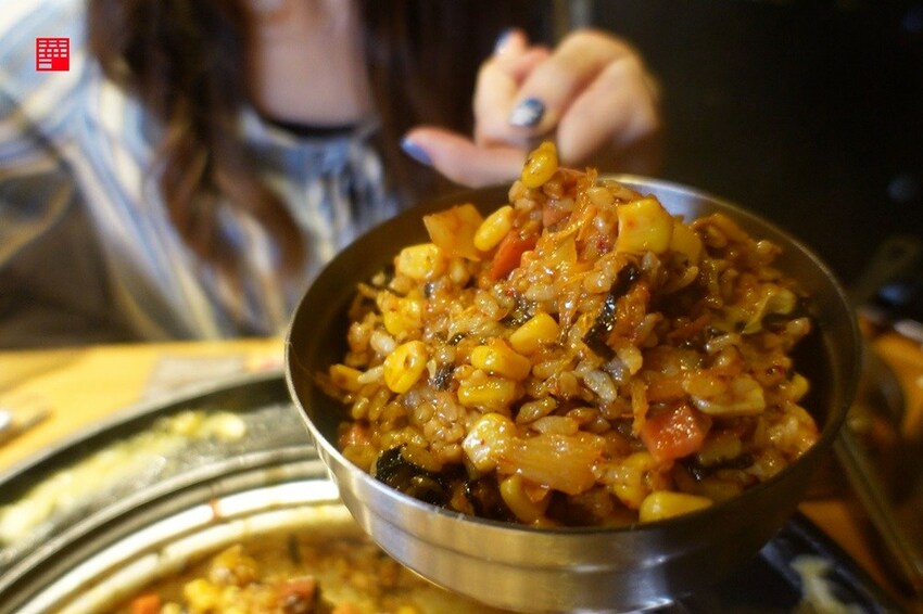 299元韓國年糕火鍋吃到飽!兩餐「邪惡起司瀑布配麻油炒飯」的超狂人氣吃法 - 跟著華少吃吃吃