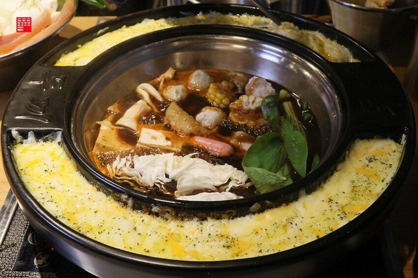 299元韓國年糕火鍋吃到飽!兩餐「邪惡起司瀑布配麻油炒飯」的超狂人氣吃法 - 跟著華少吃吃吃