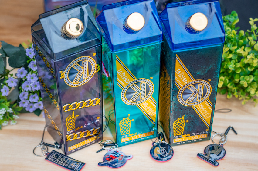 台南最ㄏ一花的飲料店在這裡！全新鎚子瓶，紅色藍色你選哪一個?