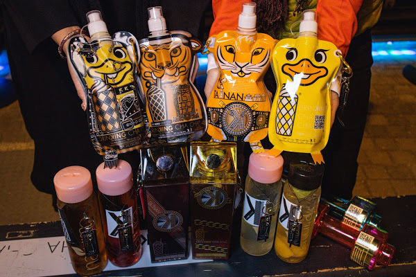 金色跑車開進台南最潮飲料店，還有超吸睛的『雷神之槌』造型瓶！