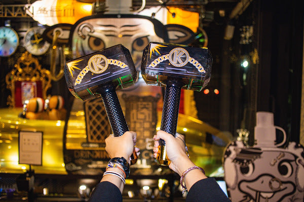 金色跑車開進台南最潮飲料店，還有超吸睛的『雷神之槌』造型瓶！