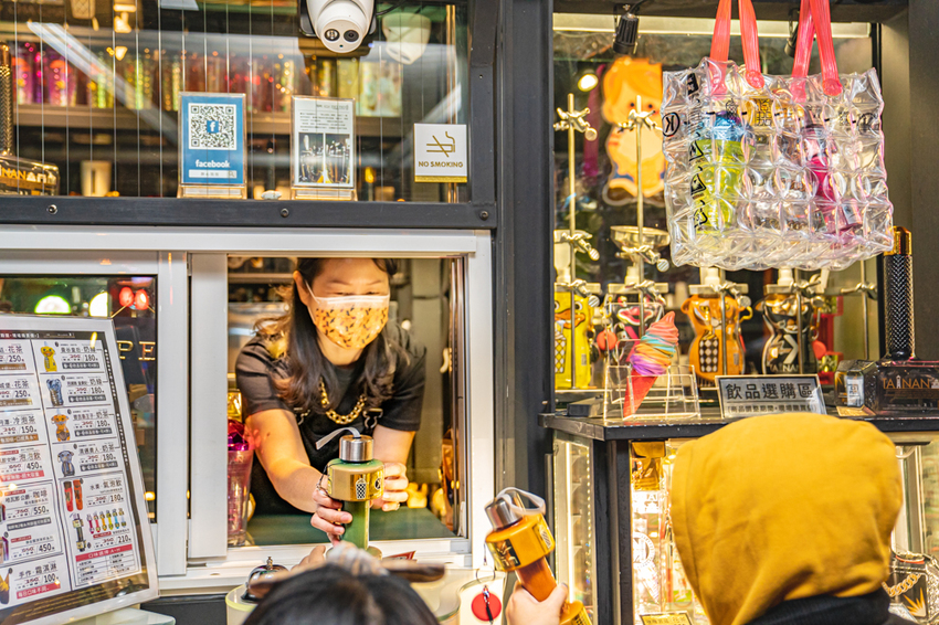 台南最ㄏ一花的飲料店在這裡！全新鎚子瓶，紅色藍色你選哪一個?