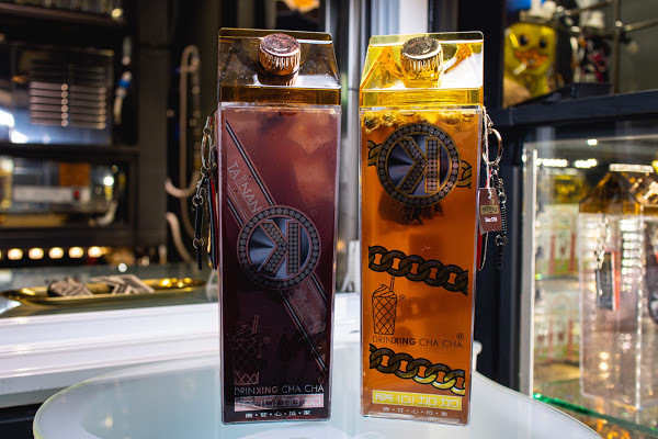 金色跑車開進台南最潮飲料店，還有超吸睛的『雷神之槌』造型瓶！