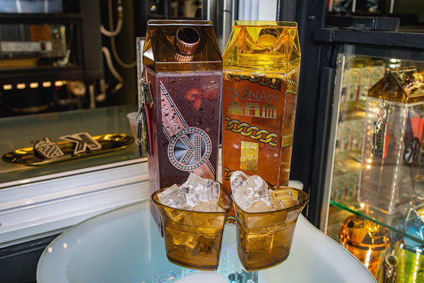 金色跑車開進台南最潮飲料店，還有超吸睛的『雷神之槌』造型瓶！