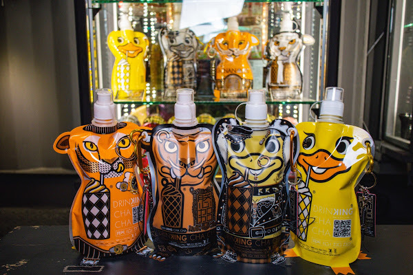金色跑車開進台南最潮飲料店，還有超吸睛的『雷神之槌』造型瓶！