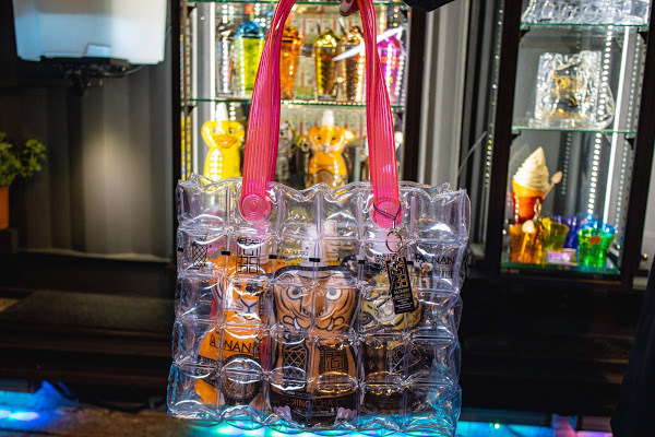 金色跑車開進台南最潮飲料店，還有超吸睛的『雷神之槌』造型瓶！