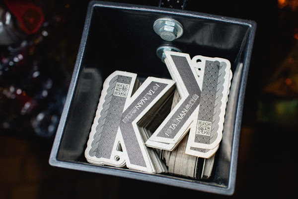 金色跑車開進台南最潮飲料店，還有超吸睛的『雷神之槌』造型瓶！