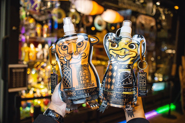 金色跑車開進台南最潮飲料店，還有超吸睛的『雷神之槌』造型瓶！