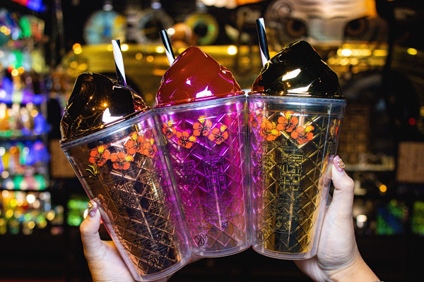 金色跑車開進台南最潮飲料店，還有超吸睛的『雷神之槌』造型瓶！