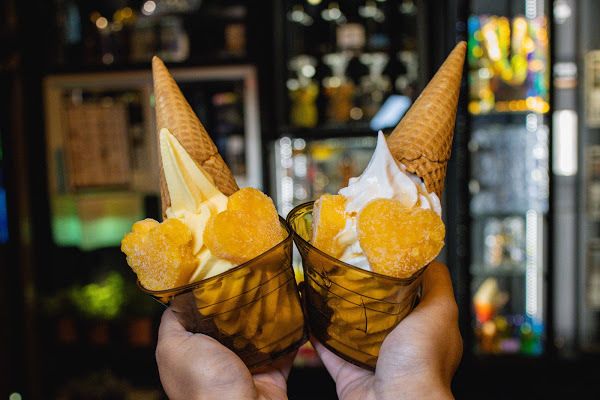 金色跑車開進台南最潮飲料店，還有超吸睛的『雷神之槌』造型瓶！