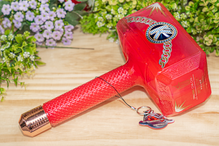 台南最ㄏ一花的飲料店在這裡！全新鎚子瓶，紅色藍色你選哪一個?