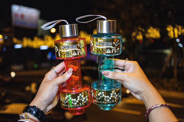 金色跑車開進台南最潮飲料店，還有超吸睛的『雷神之槌』造型瓶！