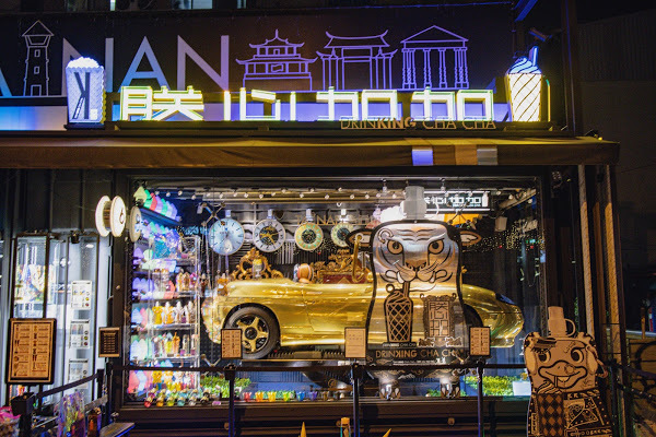 金色跑車開進台南最潮飲料店，還有超吸睛的『雷神之槌』造型瓶！