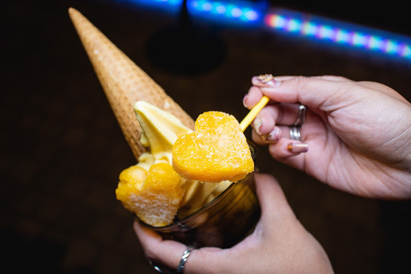 金色跑車開進台南最潮飲料店，還有超吸睛的『雷神之槌』造型瓶！